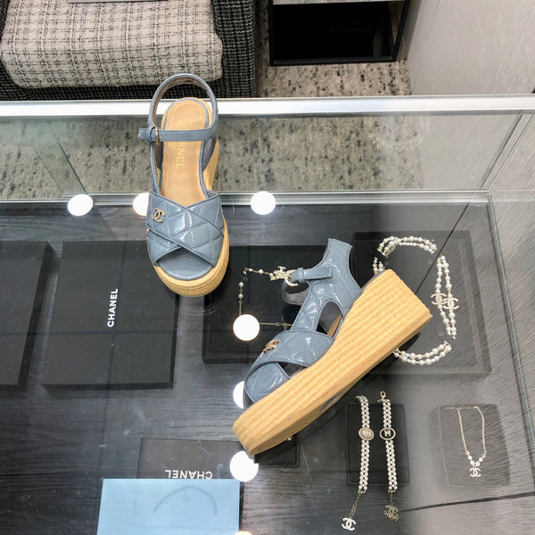 PEEP-TOE THICK SOLE SANDALS IN STONE BLUE PATENT LAMBSKIN