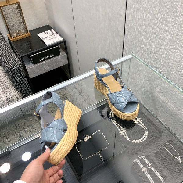 PEEP-TOE THICK SOLE SANDALS IN STONE BLUE PATENT LAMBSKIN