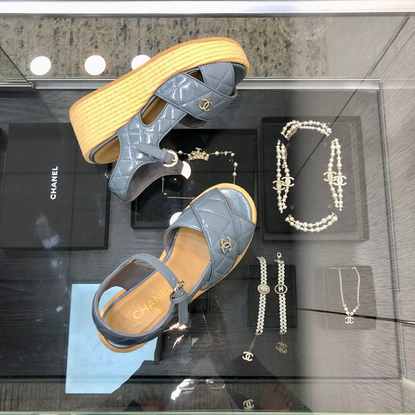 PEEP-TOE THICK SOLE SANDALS IN STONE BLUE PATENT LAMBSKIN