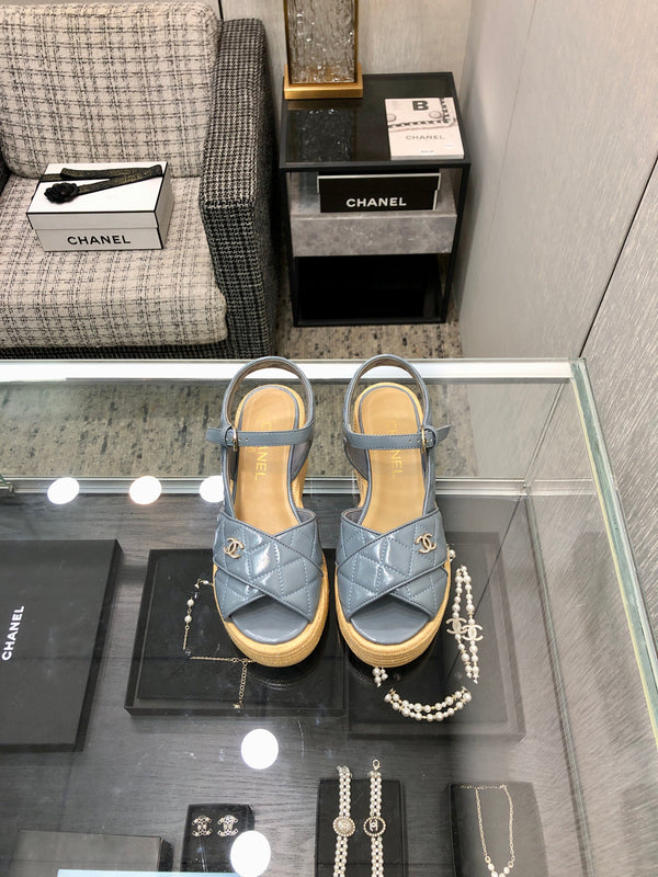 PEEP-TOE THICK SOLE SANDALS IN STONE BLUE PATENT LAMBSKIN