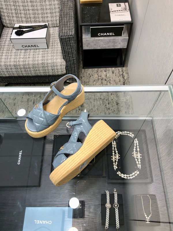 PEEP-TOE THICK SOLE SANDALS IN STONE BLUE PATENT LAMBSKIN