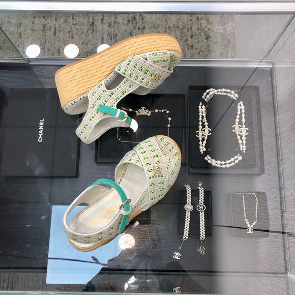 PEEP-TOE THICK SOLE SANDALS IN WHITE MIX TEA GREEN WOVEN FABRIC