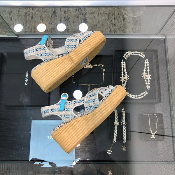 PEEP-TOE THICK SOLE SANDALS IN WHITE MIX BLUE WOVEN FABRIC