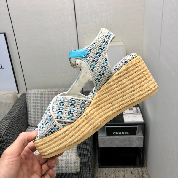 PEEP-TOE THICK SOLE SANDALS IN WHITE MIX BLUE WOVEN FABRIC