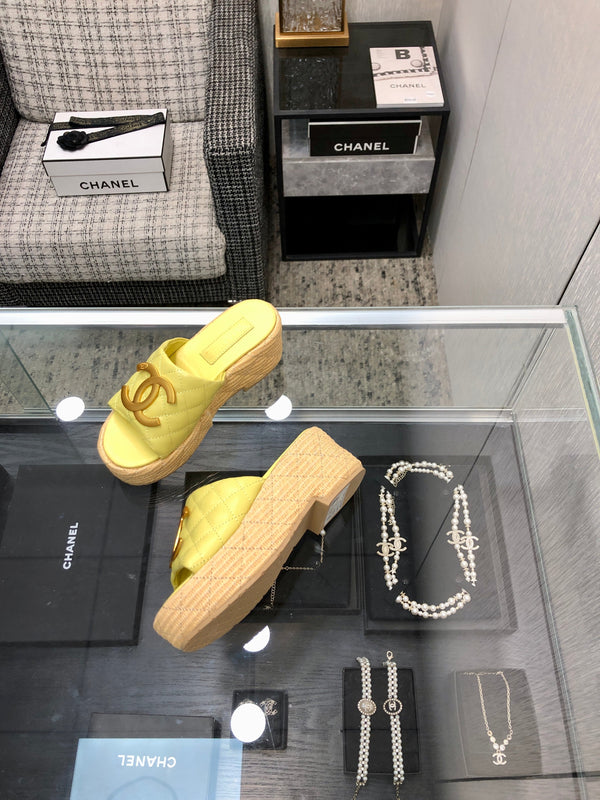 THICK SOLE WEDGE SLIPPERS IN SAND YELLOW LAMBSKIN AND BEIGE RUBBER