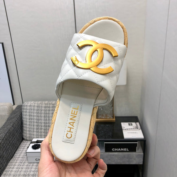 PANTOFOLE CON ZEPPA E SUOLA SPESSA IN PELLE DI AGNELLO BIANCA E GOMMA BEIGE