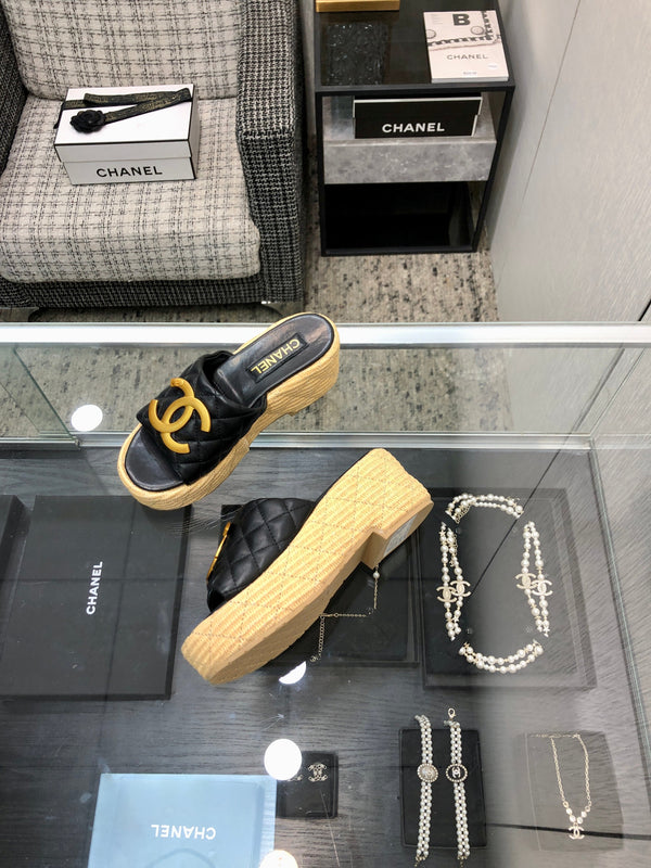 THICK SOLE WEDGE SLIPPERS IN BLACK LAMBSKIN AND BEIGE RUBBER