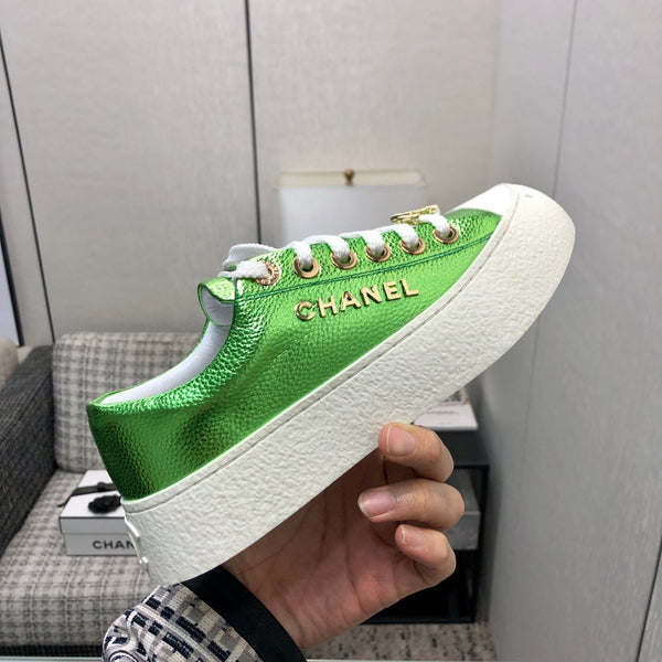 CASUAL SNEAKER IN EMERALD GREEN METALLIC LAMBSKIN WITH GOLD LOGO