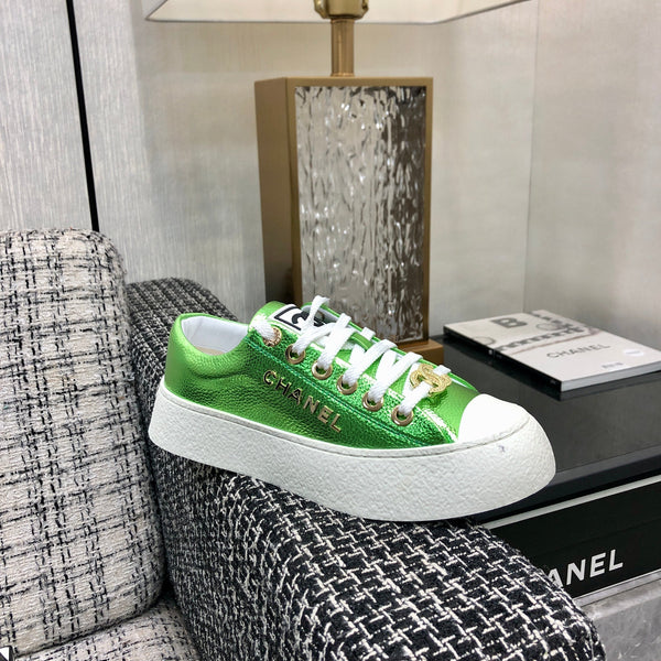 CASUAL SNEAKER IN EMERALD GREEN METALLIC LAMBSKIN WITH GOLD LOGO