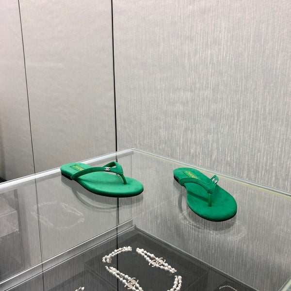 THONG SLIDE IN EMERALD GREEN SUEDE