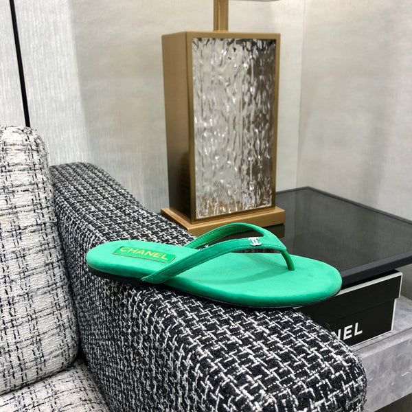 THONG SLIDE IN EMERALD GREEN SUEDE