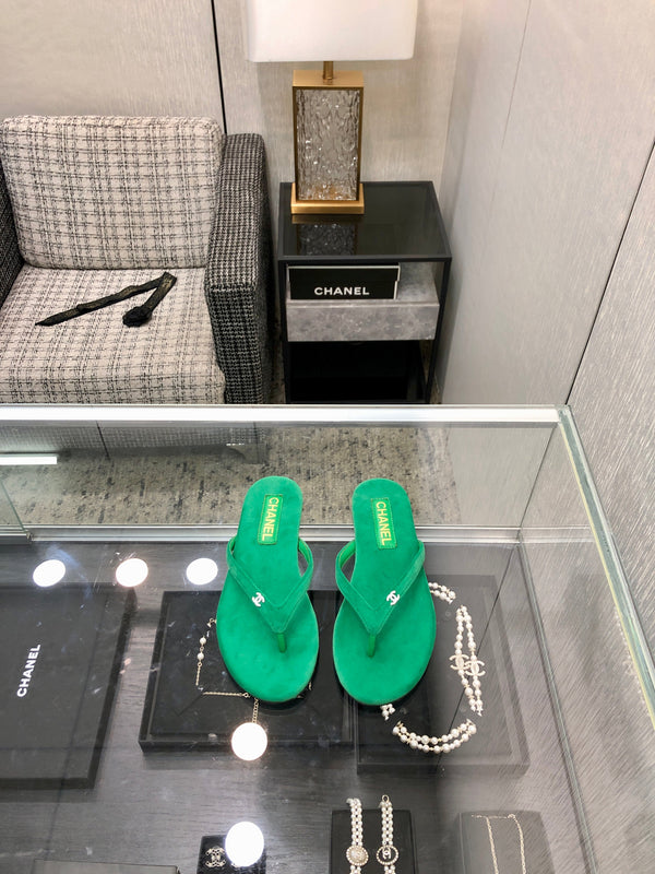 THONG SLIDE IN EMERALD GREEN SUEDE