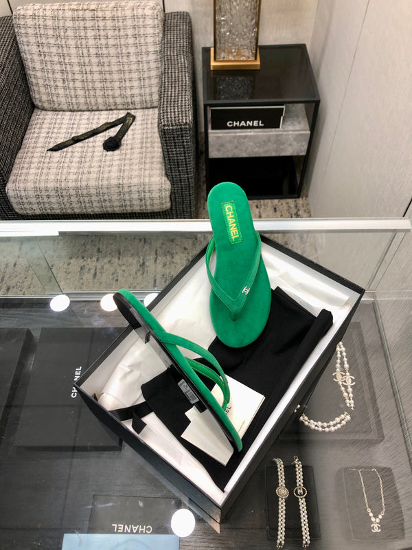 THONG SLIDE IN EMERALD GREEN SUEDE