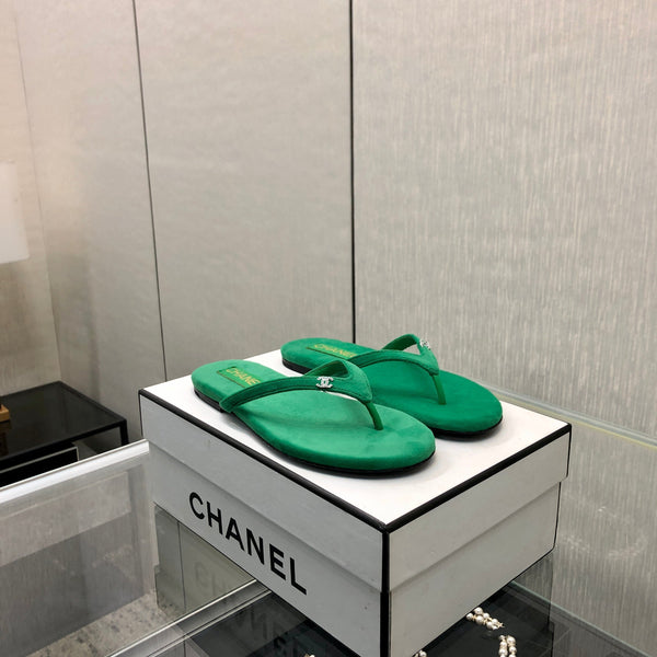 THONG SLIDE IN EMERALD GREEN SUEDE