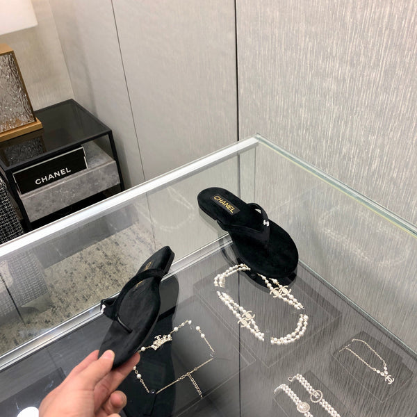 THONG SLIDE IN BLACK SUEDE