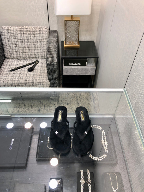 THONG SLIDE IN BLACK SUEDE