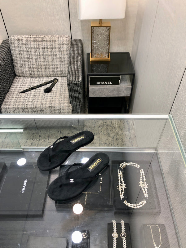 THONG SLIDE IN BLACK SUEDE