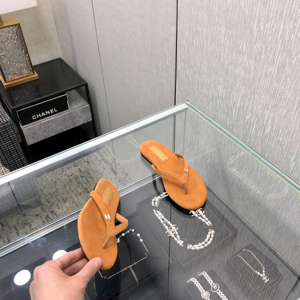 THONG SLIDE IN BRONZE BROWN SUEDE