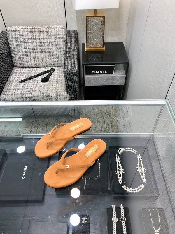 THONG SLIDE IN BRONZE BROWN SUEDE