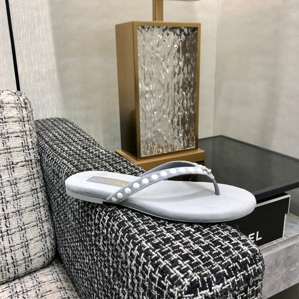 THONG SLIDE IN PALE GRAY SUEDE WITH WHITE DOT