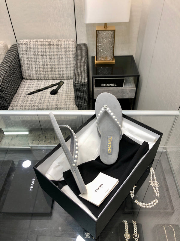 THONG SLIDE IN PALE GRAY SUEDE WITH WHITE DOT