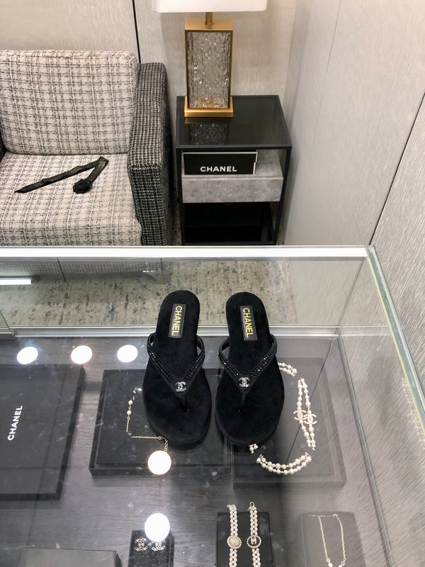 THONG SLIDE IN BLACK SUEDE WITH CRYSTALS