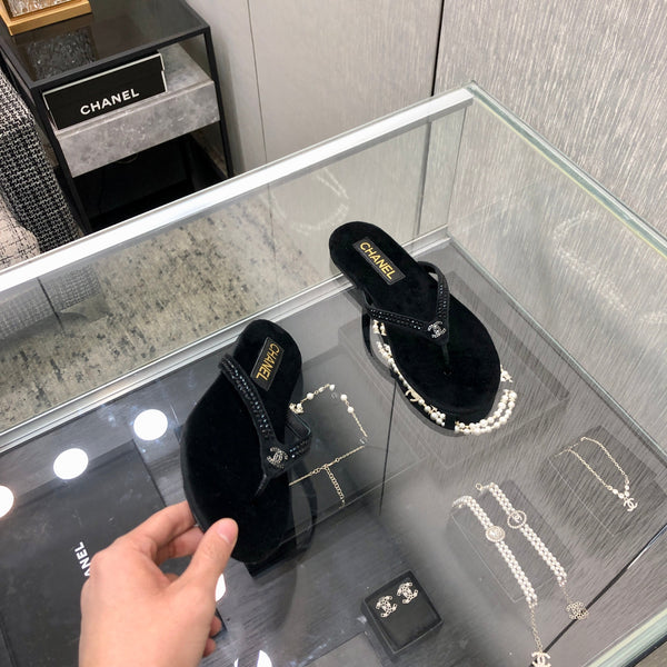 THONG SLIDE IN BLACK SUEDE WITH CRYSTALS