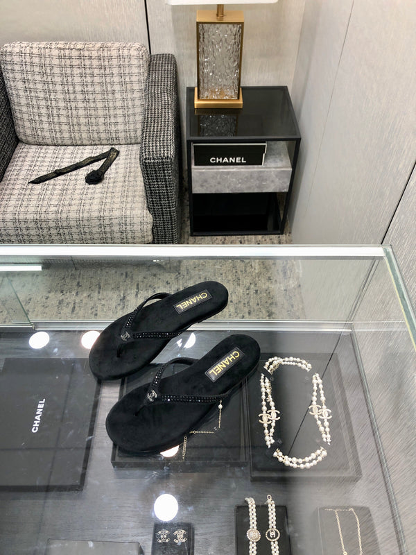 THONG SLIDE IN BLACK SUEDE WITH CRYSTALS