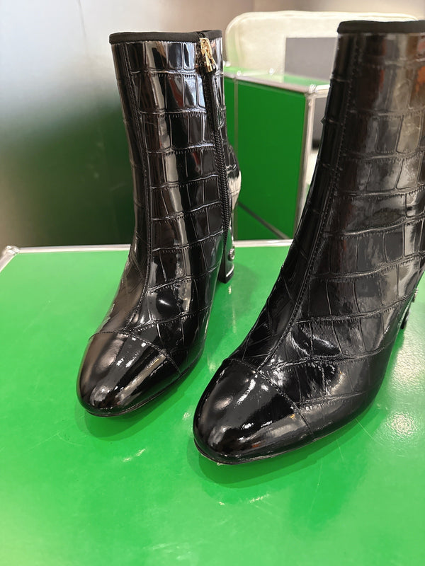 Chanel 2025𝐒𝐒 High Heeled Ankle Boots Black Glossy Leather 507547
