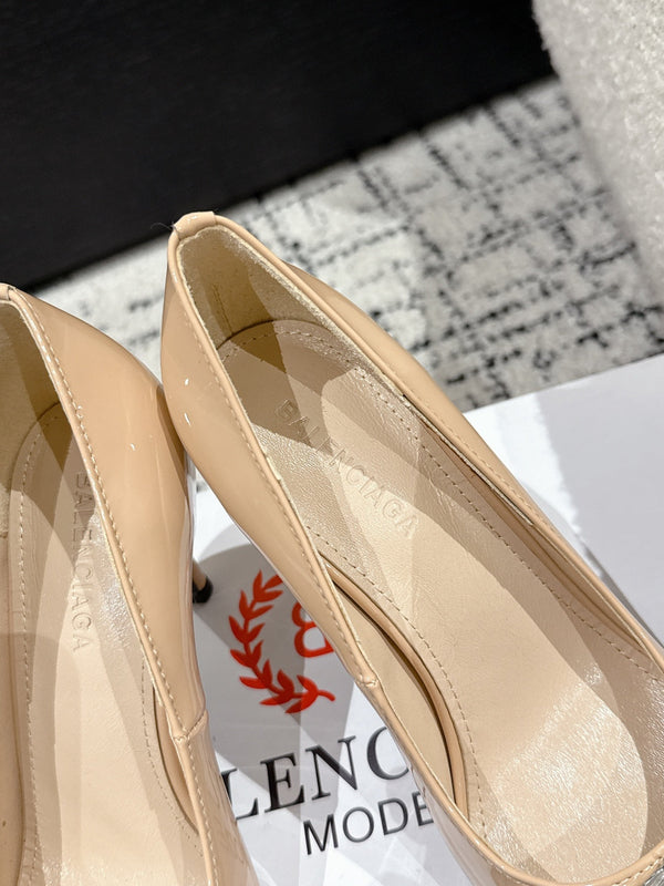 POINTED HIGH PUMPS IN LUXE BEIGE PATENT CALFSKIN WITH CRYSTAL BUCKLE