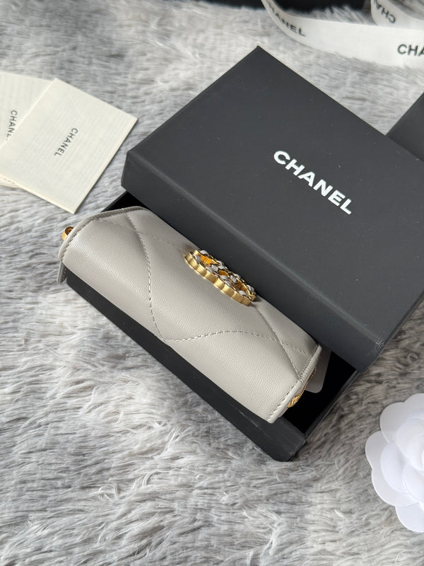 CC 19 Quilted Zipper Coin Purse Gray Gold-Tone Sheepskin 242802