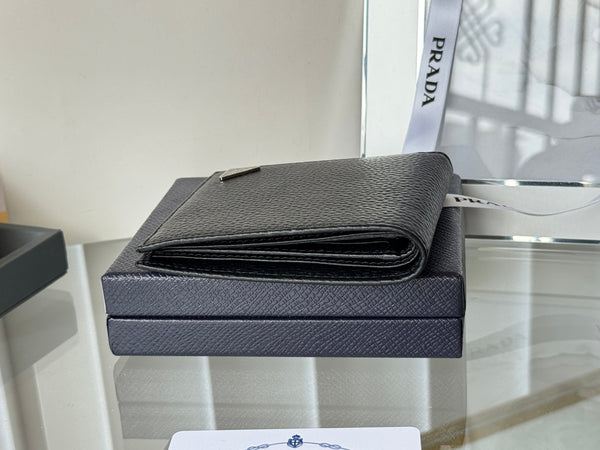 Pra 2M0513 Metal Triangle Logo Wallet 11cm Black lychee-grained cowhide