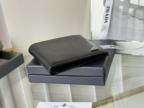 Pra 2M0513 Metal Triangle Logo Wallet 11cm Black lychee-grained cowhide