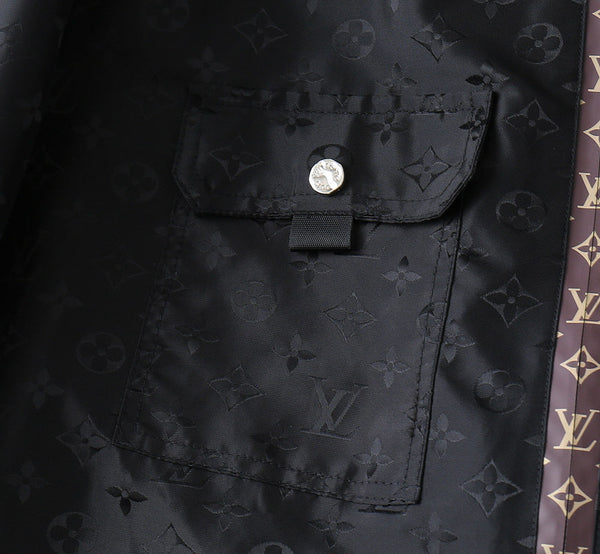 GIACCA CON CAPPUCCIO E MONOGRAMMA CON FINITURE ROSSO VINACCIA E NERO LV 238984