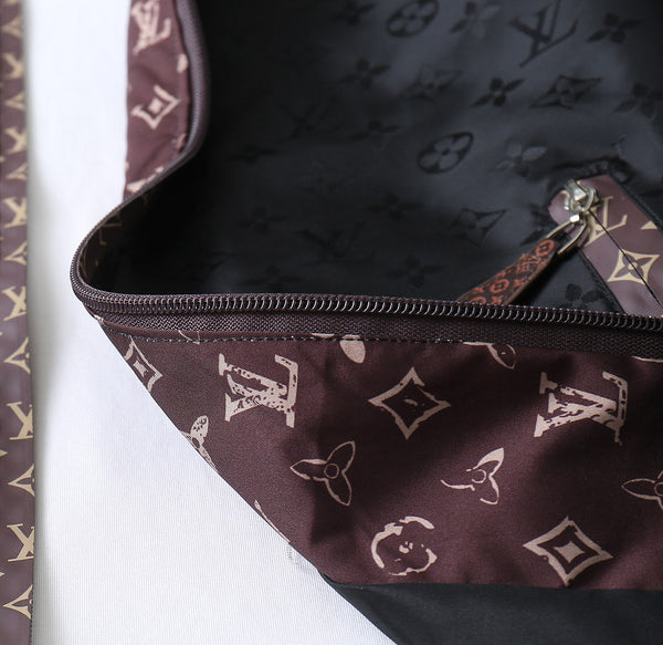 GIACCA CON CAPPUCCIO E MONOGRAMMA CON FINITURE ROSSO VINACCIA E NERO LV 238984