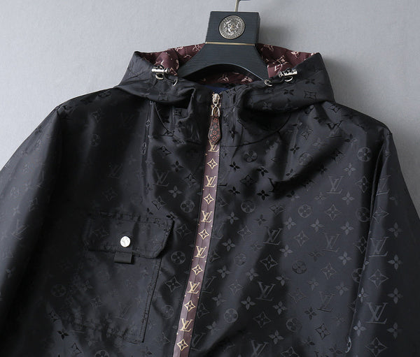 GIACCA CON CAPPUCCIO E MONOGRAMMA CON FINITURE ROSSO VINACCIA E NERO LV 238984