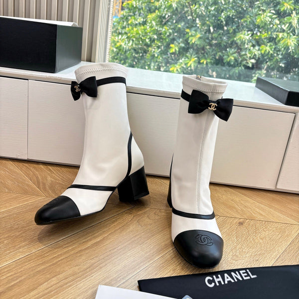 CC 25 Stivale corto in pelle di vitello bianca con fiocco nero 430317