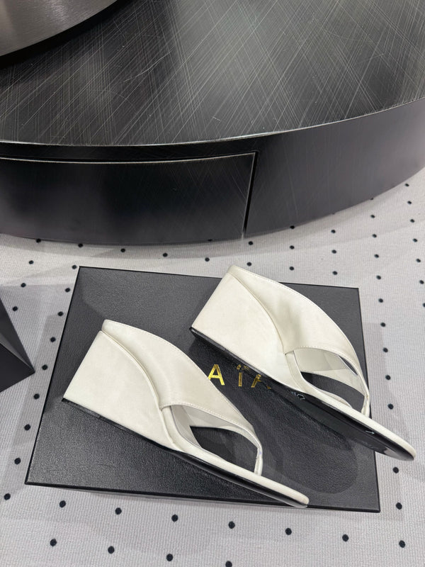 Alaia 25 Cube Thong Mules White Sheepskin 296089