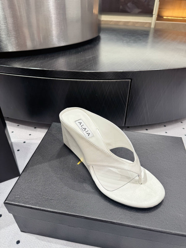 Alaia 25 Cube Thong Mules White Sheepskin 296089