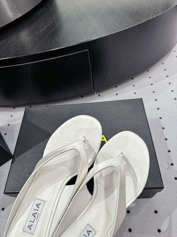 Alaia 25 Cube Thong Mules White Sheepskin 296089