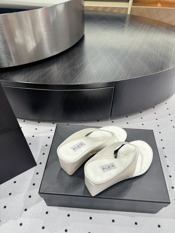 Alaia 25 Cube Thong Mules White Sheepskin 296089