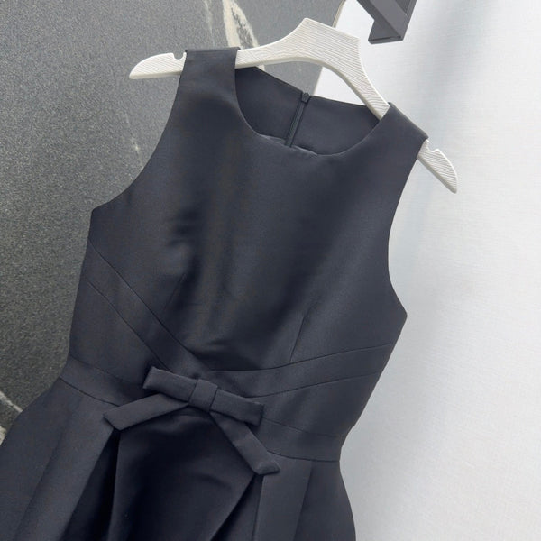 CD 25 Mini abito senza maniche con fiocco in raso nero