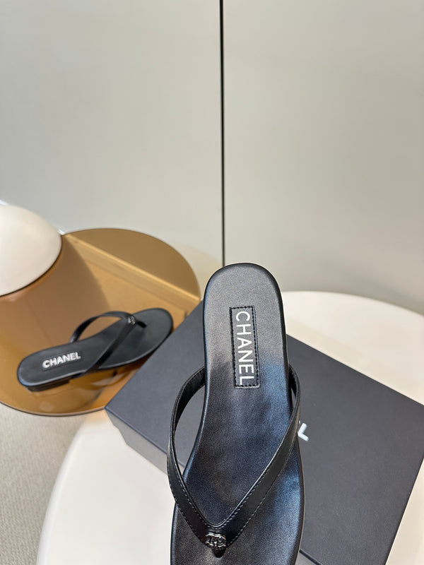 CC 25 Thong Sandal Black Diamond Logo