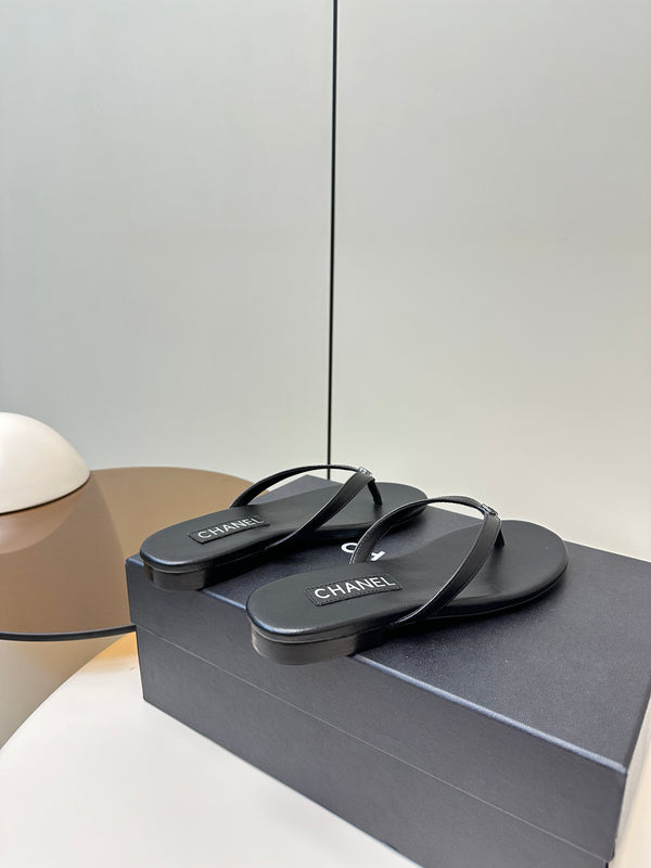 CC 25 Thong Sandal Black Diamond Logo