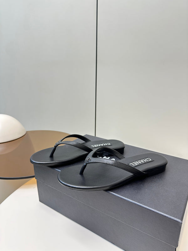 CC 25 Thong Sandal Black Diamond Logo