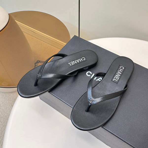 CC 25 Thong Sandal Black Diamond Logo