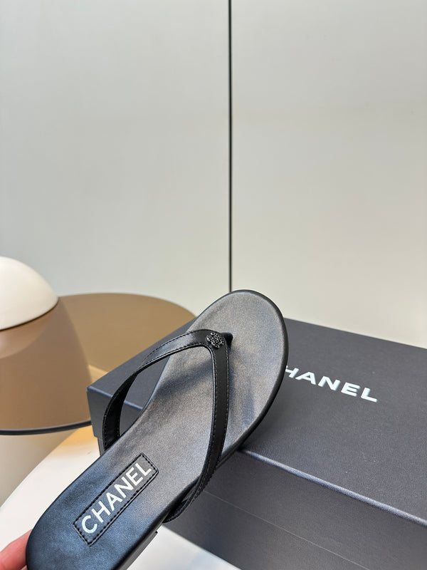 CC 25 Thong Sandal Black Diamond Logo