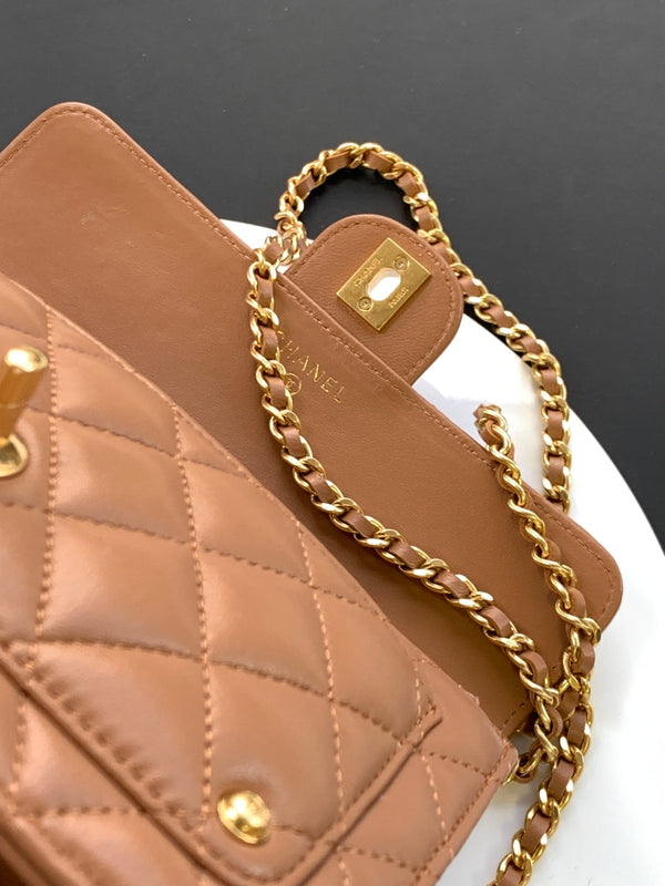 Borsa con manico CC 19 cm Doppia C Pelle di agnello color cammello Hardware dorato