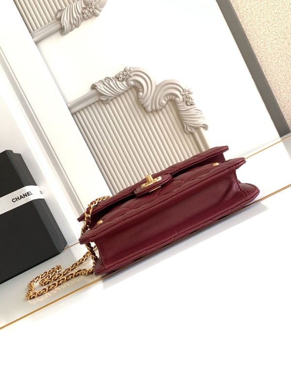 Borsa con manico CC 19 cm Doppia C in pelle di agnello bordeaux, hardware dorato