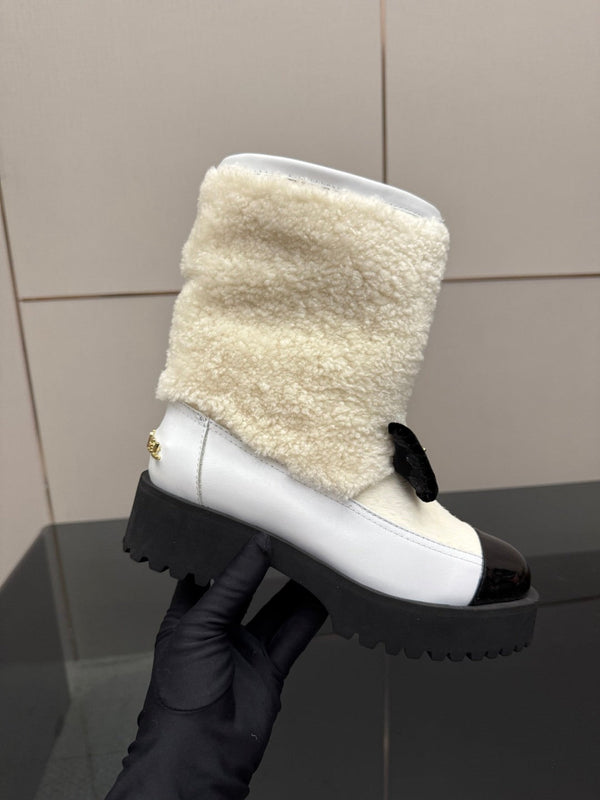 CC platform snow boots white black sheepskin and wool 532187